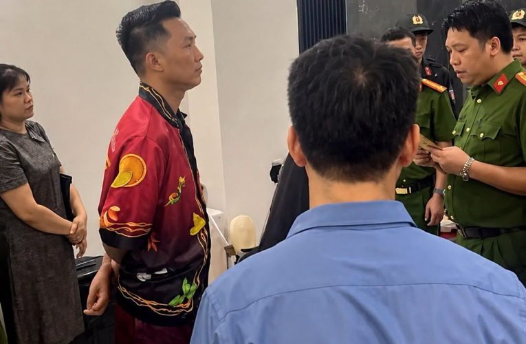 [VIDEO] Công an đọc lệnh tại nơi ở của HHH